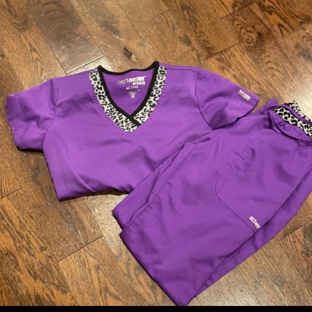 Greys anatomy XS scrub outfit. Good condition